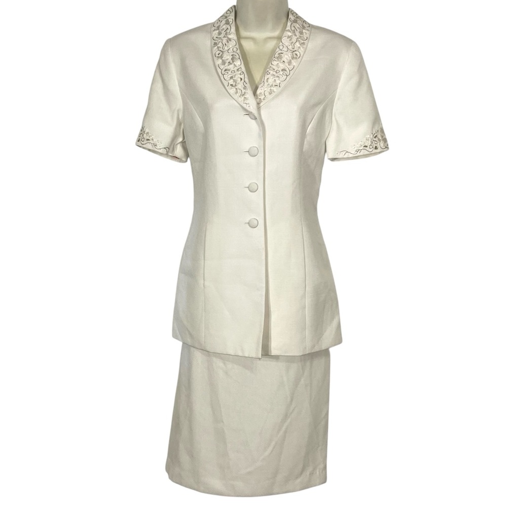 Le Suit Elegant Cream Two Piece Skirt Suit